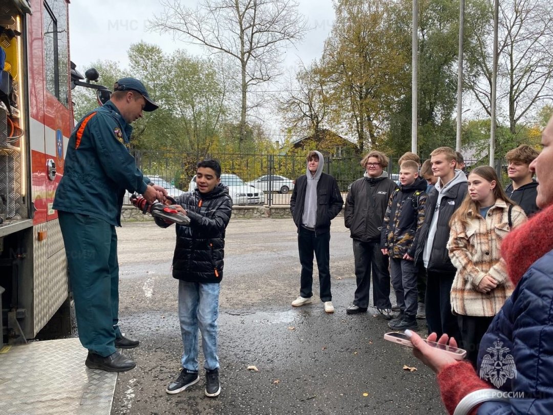 Сотрудники МЧС провели экскурсию в пожарно-спасательную часть Солнечногорска