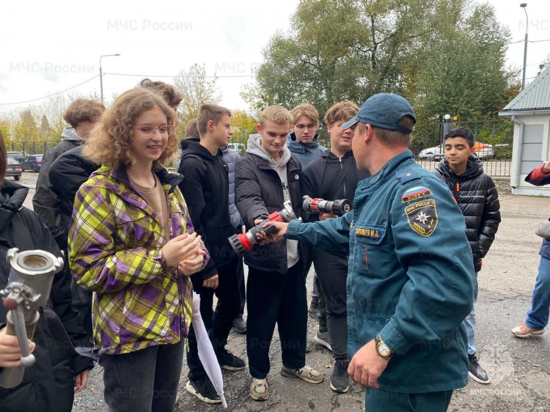 Сотрудники МЧС провели экскурсию в пожарно-спасательную часть Солнечногорска