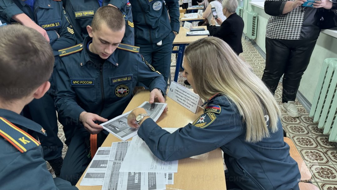 Сотрудники МЧС приняли участие в ярмарке вакансий в Солнечногорске