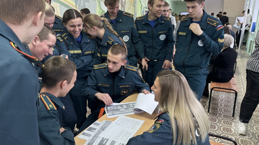 Сотрудники МЧС приняли участие в ярмарке вакансий в Солнечногорске